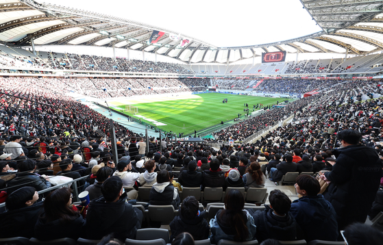 Fans watch a K League 1 match between FC Seoul and Incheon United at Seoul World Cup Stadium in western Seoul on March 10. [YONHAP] 