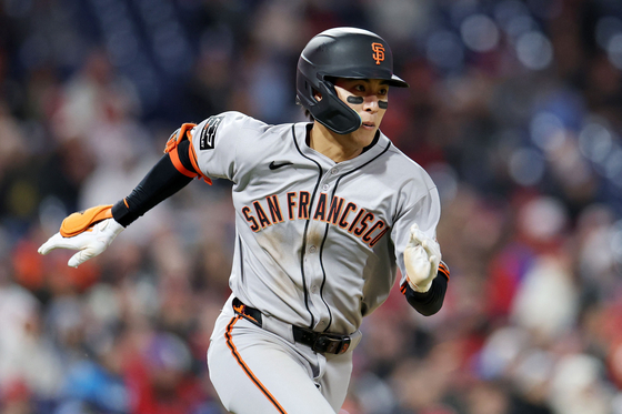 San Francisco Giants outfielder Lee Jung-hoo runs to first base during an MLB game against the Philadelphia Phillies at Citizens Bank Park in Philadelphia, Pennsylvania, on April 16. [AFP/YONHAP] 