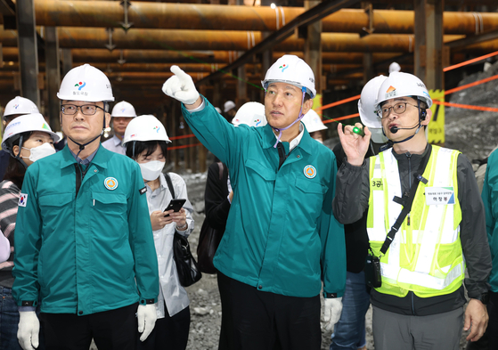 Seoul Mayor Oh Se-hoon, center, inspects safety facilities and alarm systems at the underground complex development construction site along Yeongdong-daero in Gangnam District, southern Seoul, on April 23. [YONHAP]