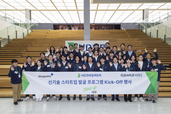 HD Hyundai Electric, Bluepoint and Plug and Play employees gather in Mapo District, western Seoul, for a kick-off event of the PowerUp HDE program on April 28. [HD HYUNDAI ELECTRIC]