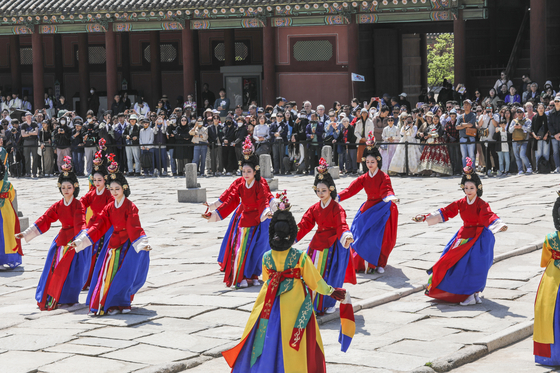 A scene from the performance about King Sejong the Great that Basilee Alicesandra watched at the Gyeongbok Palace in Jongno District, central Seoul, on April 26, 2025. [KOREA HERITAGE AGENCY]