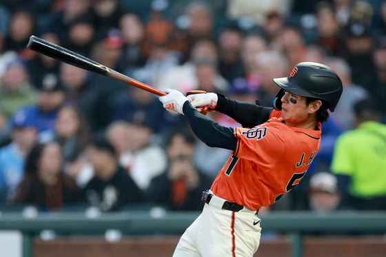 San Francisco Giants outfielder Lee Jung-hoo hits a single in the first inning of an MLB game against the Texas Rangers at Oracle Park in San Francisco, California on April 25. [AFP/YONHAP] 
