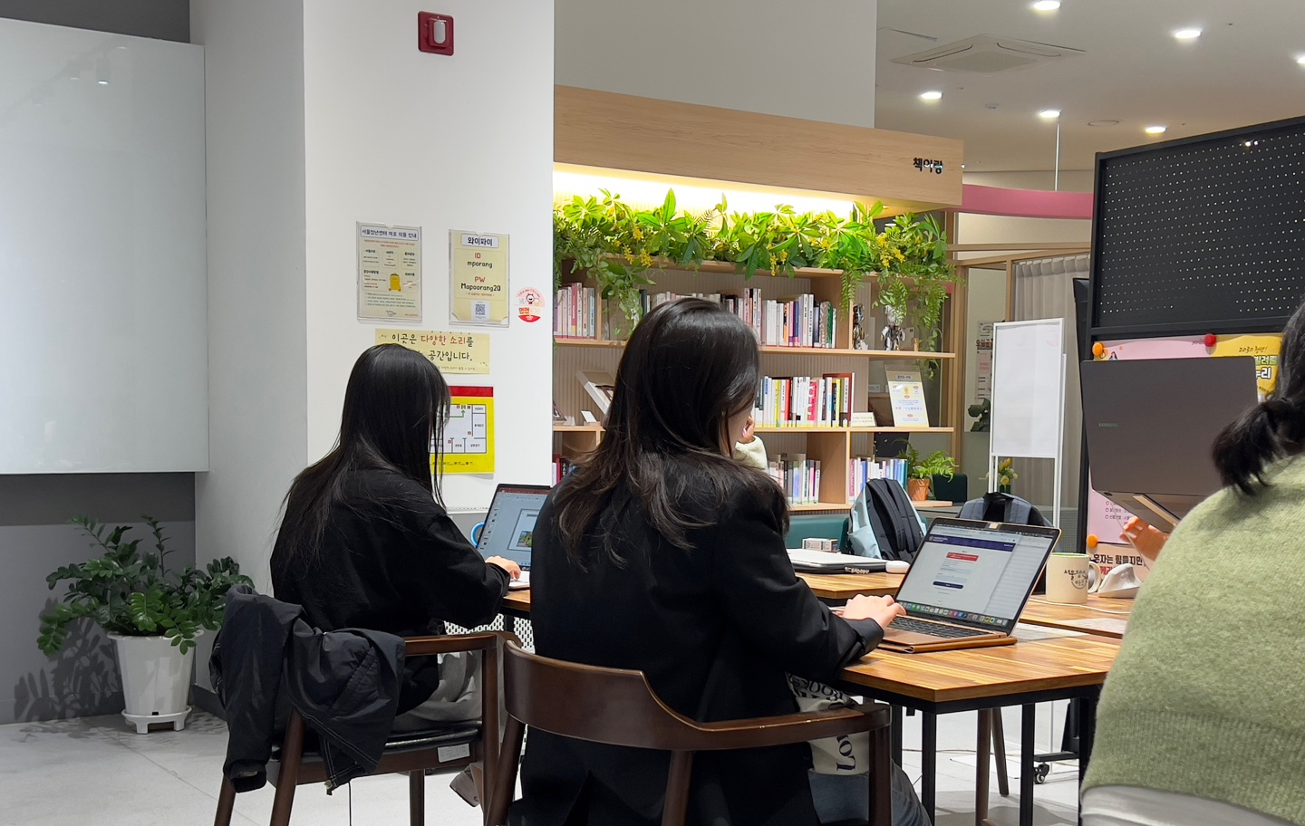 Visitors work on their laptops at Seoul Youth Center Mapo, or Mapo Orang, on April 28. [LEE TAE-HEE] 