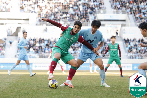 Daejeon Hana Citizen forward Joo Min-kyu, left, vies for the ball during the K League 1 match against Daegu FC at DGB Daegu Bank Park in Daeguk on March 8. [YONHAP] 