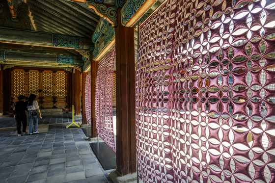Pieces from the art exhibition titled ″Embracing: Palace Atmospheres″ are on display at Changgyeong Palace in Jongno District, central Seoul, as part of the 2025 Spring K-Royal Culture Festival. [KOREA HERITAGE AGENCY]