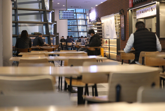 People eat alone at a food court in Seoul [NEWS1] 