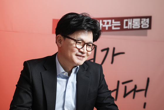 Han Dong-hoon talks in an interview with the JoongAng Ilbo at the presidential candidate's campaign office in the Daeha Building in Yeouido, western Seoul, on April 27. [KIM KYUNG-ROK]