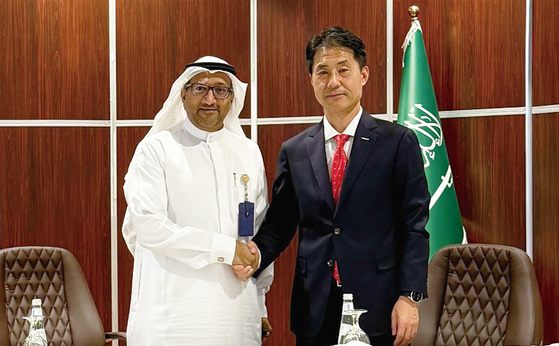 Jamal Abdulrahman Omar, senior vice president of Marafiq, left, and Sohn Seung-woo, head of the Power Services Business Group at Doosan Enerbility, pose for a photo after signing a fuel conversion contract for the Yanbu 2 power plant in Jubail, Saudi Arabia, on April 27. [DOOSAN ENERBILITY]