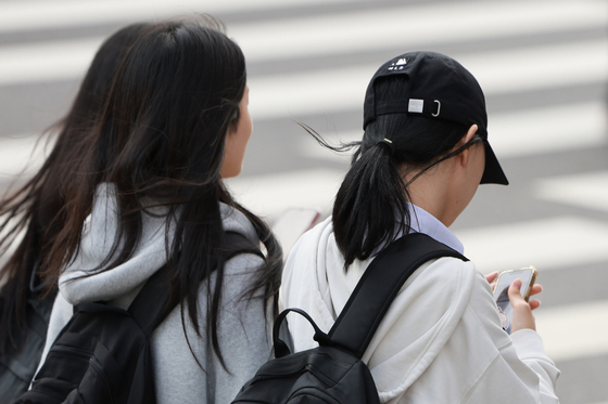 Students walk across a street near a middle school in Seoul on Nov. 4, 2024. [YONHAP] 