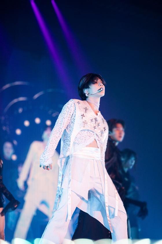 Taemin performs for the finale of his ″Ephemeral Gaze″ world tour in KSPO Dome in Songpa District, southern Seoul, on April 26. [BIG PLANET MADE]
