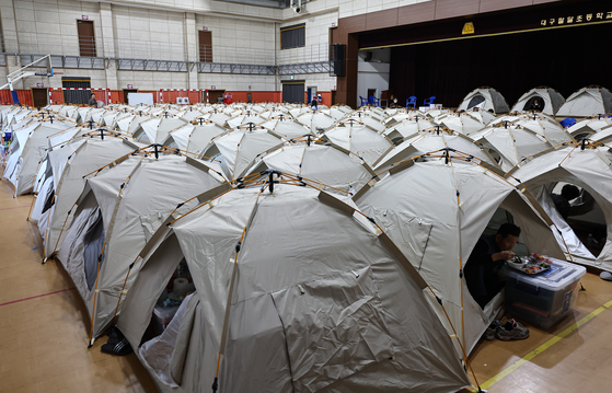 Daegu residents affected by the wildfire on Mount Hamji take refuge at Paldal Elementary School in Buk District on April 29. [NEWS1] 