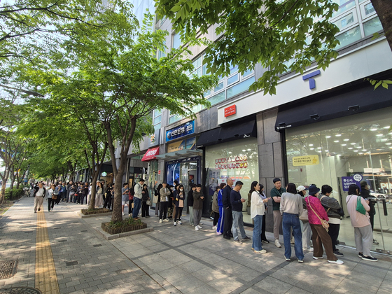 People line up outside an SK Telecom store in Mapo District, western Seoul, on April 28. [JOONGANG ILBO]