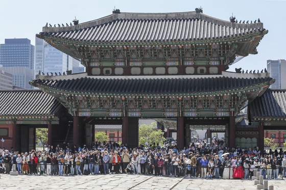 Visitors watch a traditional performance during the 2025 Spring K-Royal Culture Festival at the Gyeongbok Palace in Jongno District, central Seoul, on April 28, 2025. [KOREA HERITAGE AGENCY]