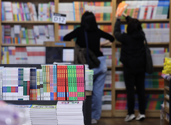 Students browse the bookshelves at a major book retailer in Seoul on March 12. [NEWS1] 
