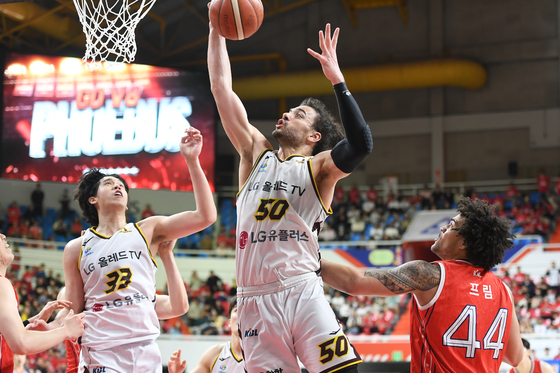 Changwon LG Sakers center Assem Marei, center, vies for the ball during a KBL playoff match against Ulsan Hyundai Mobis Phoebus at Dongchun Gymnasium in Ulsan on April 28. [KBL]