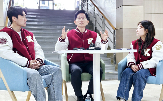 People Power Party presidential primary candidate Kim Moon-soo speaks to university students during a youth talk event at Kyungpook National University in Daegu on April 20. [NEWS1]