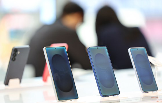 Samsung Electronics' Galaxy smartphones are display at a store in southern Seoul on April 13. [NEWS1]
