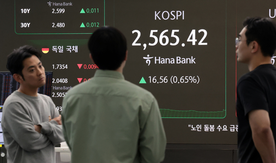 A screen in Hana Bank's trading room in central Seoul shows the Kospi closing on April 29. [YONHAP]