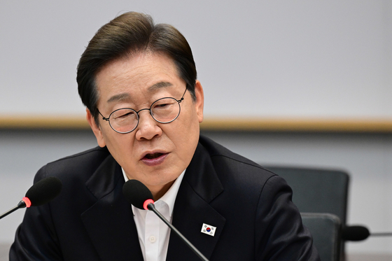 Democratic Party presidential candidate Lee Jae-myung speaks during a meeting with chip industry experts at SK hynix's Icheon campus on April 28. [NEWS1]