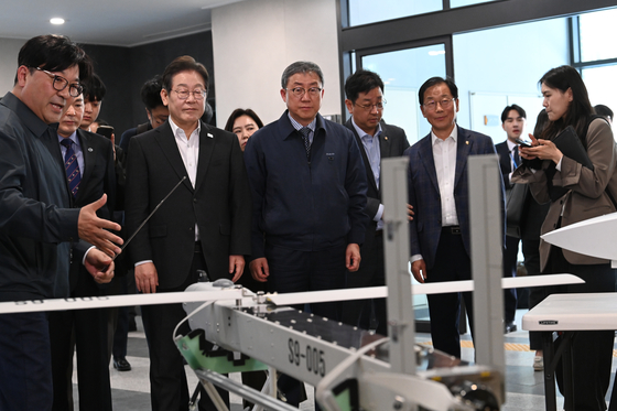 Democratic Party presidential candidate Lee Jae-myung looks around an exhibition on weapons development at the Agency for Defense Development in Daejeon on April 17. [YONHAP]