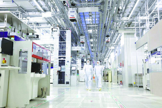 This file photo, provided by Samsung Electronics Co. on Sept. 7, 2022, shows its production line in the city of Pyeongtaek, about 60 kilometers south of Seoul. [YONHAP]