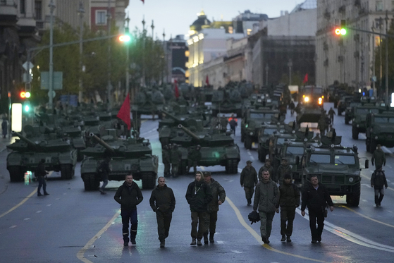 Russian servicemen walk along Tverskaya Street toward the Red Square to attend a rehearsal for the Victory Day military parade in Moscow on April 29. [AP/YONHAP]