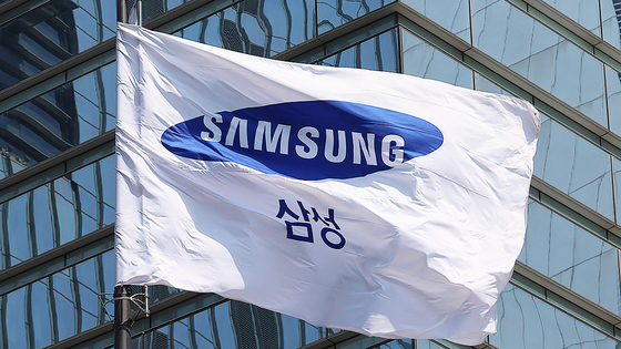 The Samsung Electronics in front of the company headquarters in southern Seoul on April 8 [YONHAP]