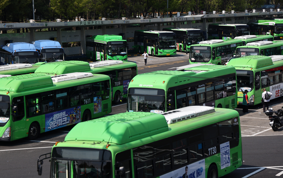Buses are parked at a garage on April 29. [YONHAP]