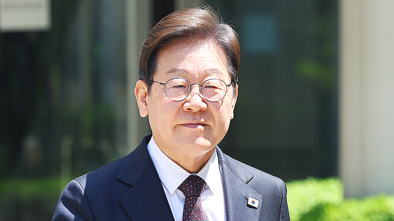 Democratic Party presidential candidate Lee Jae-myung leaves the Seoul Central District Court in Seocho District, southern Seoul, after attending a trial on corruption charges on April 29. [YONHAP] 