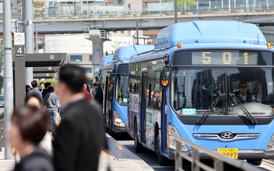 Commuters take the bus near Seoul Station in central Seoul on April 28. [YONHAP]