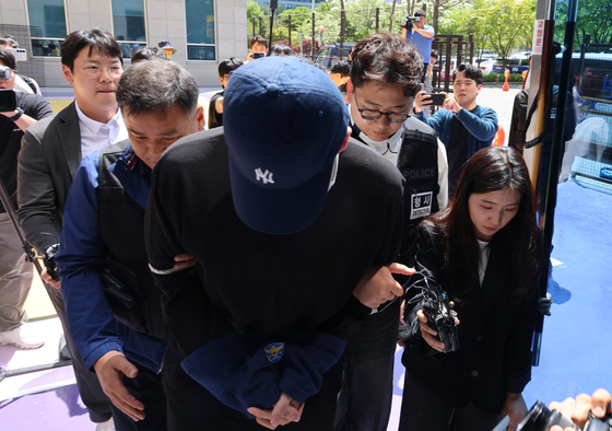 A 17-year-old high school student who injured six people including teachers and local residents in a knife attack on and around a high school campus in Cheongju enters the Cheongju District Court on the afternoon of April 30. [YONHAP]