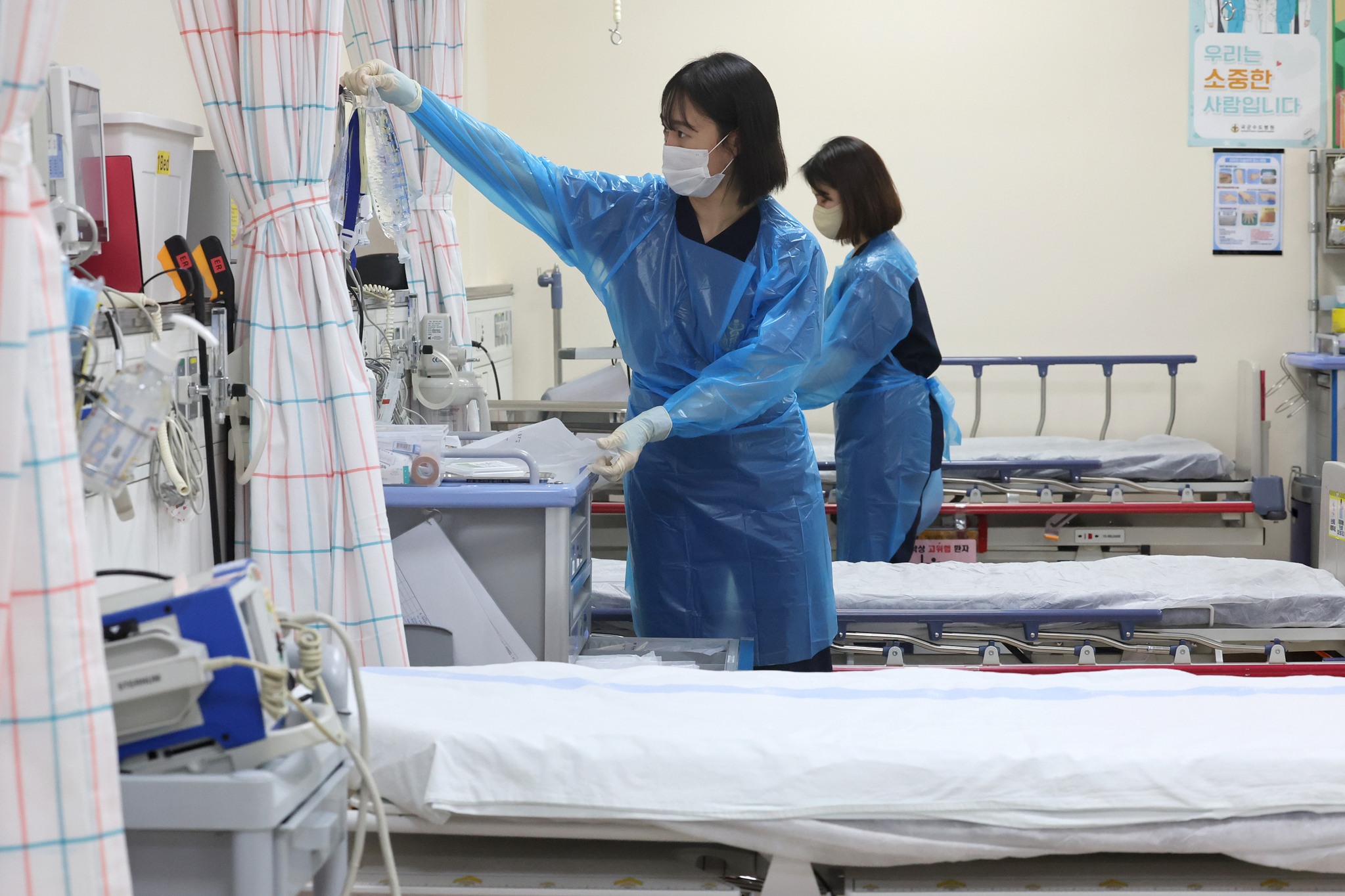 Medical professionals prepare for emergency cases at the Korean Armed Forces Capital Hospital in Seongnam, Gyeonggi, on Feb. 20, 2024. As of l2024, 75.1 percent of Koreans died in hospitals. Only 15.2 percent died at home—a figure unchanged from a decade ago. [NEWS1] 