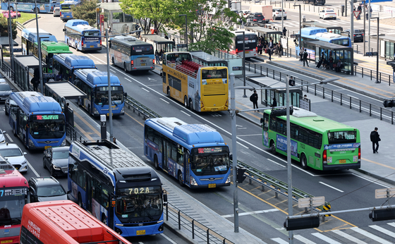 Buses run near Seoul Station in central Seoul on April 28. [YONHAP]