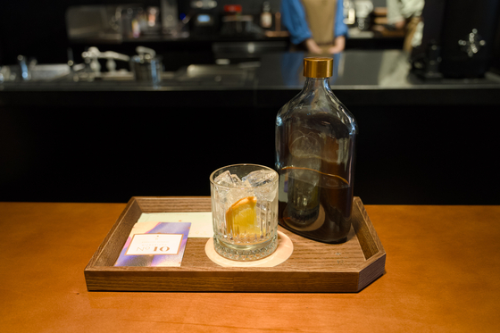 Reserve smoked cold fashioned coffee served at the Starbucks Reserve Dosan branch in southern Seoul [CHO YONG-JUN]
