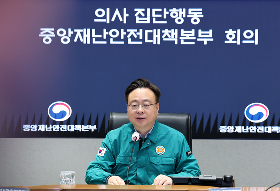 Health and Welfare Minister Cho Kyoo-hong speaks during a meeting on wildfire relief of the Central Disaster and Safety Countermeasures Headquarters at the government complex in Jongno District, central Seoul, on May 1. [NEWS1] 