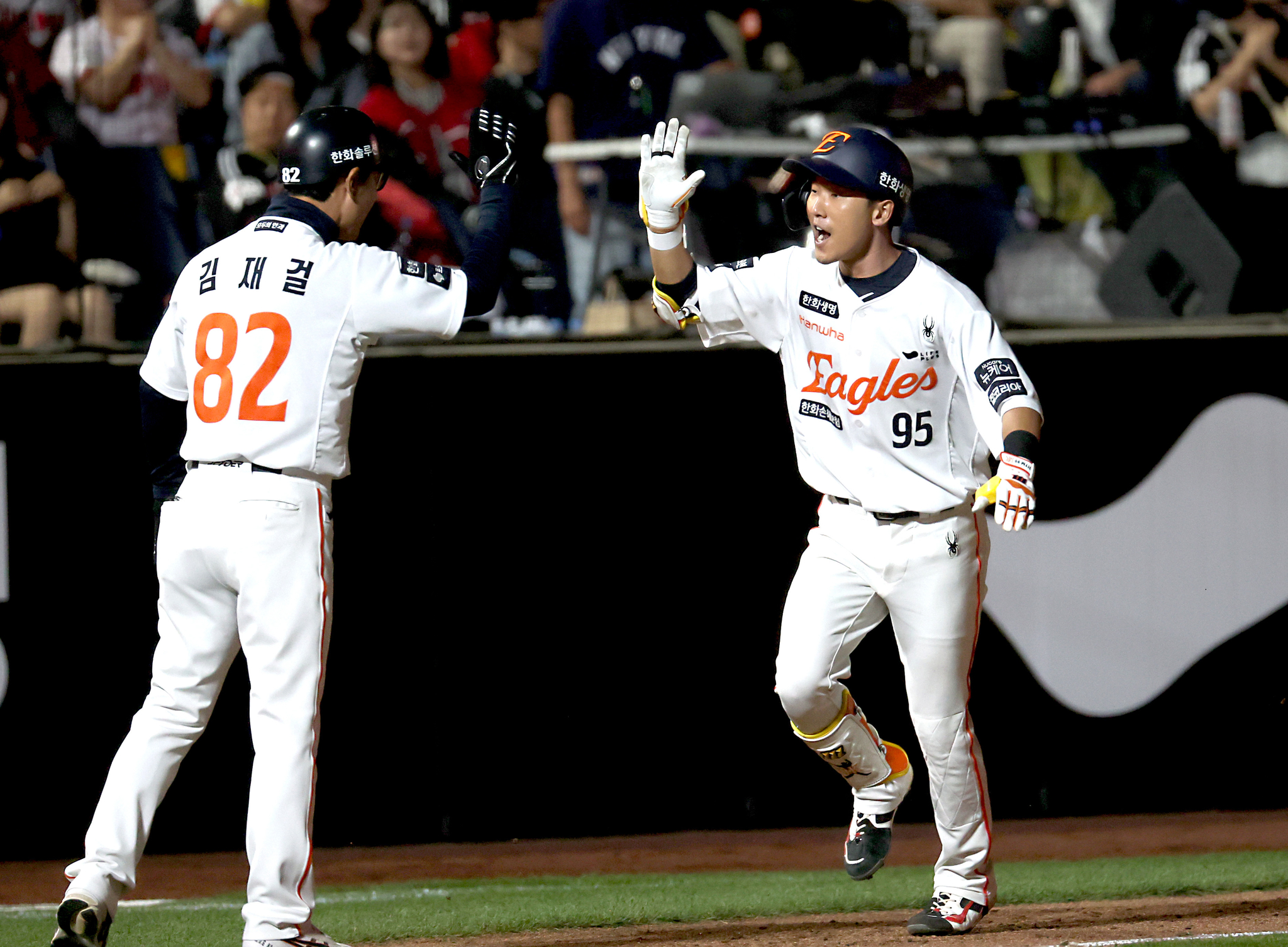 Hanwha Eagles infielder Hwang Young-mook, right, celebrate during a KBO game against the LG Twins at Daejeon Hanwha Life Ballpark in Daejeon on April 30. [NEWS1] 