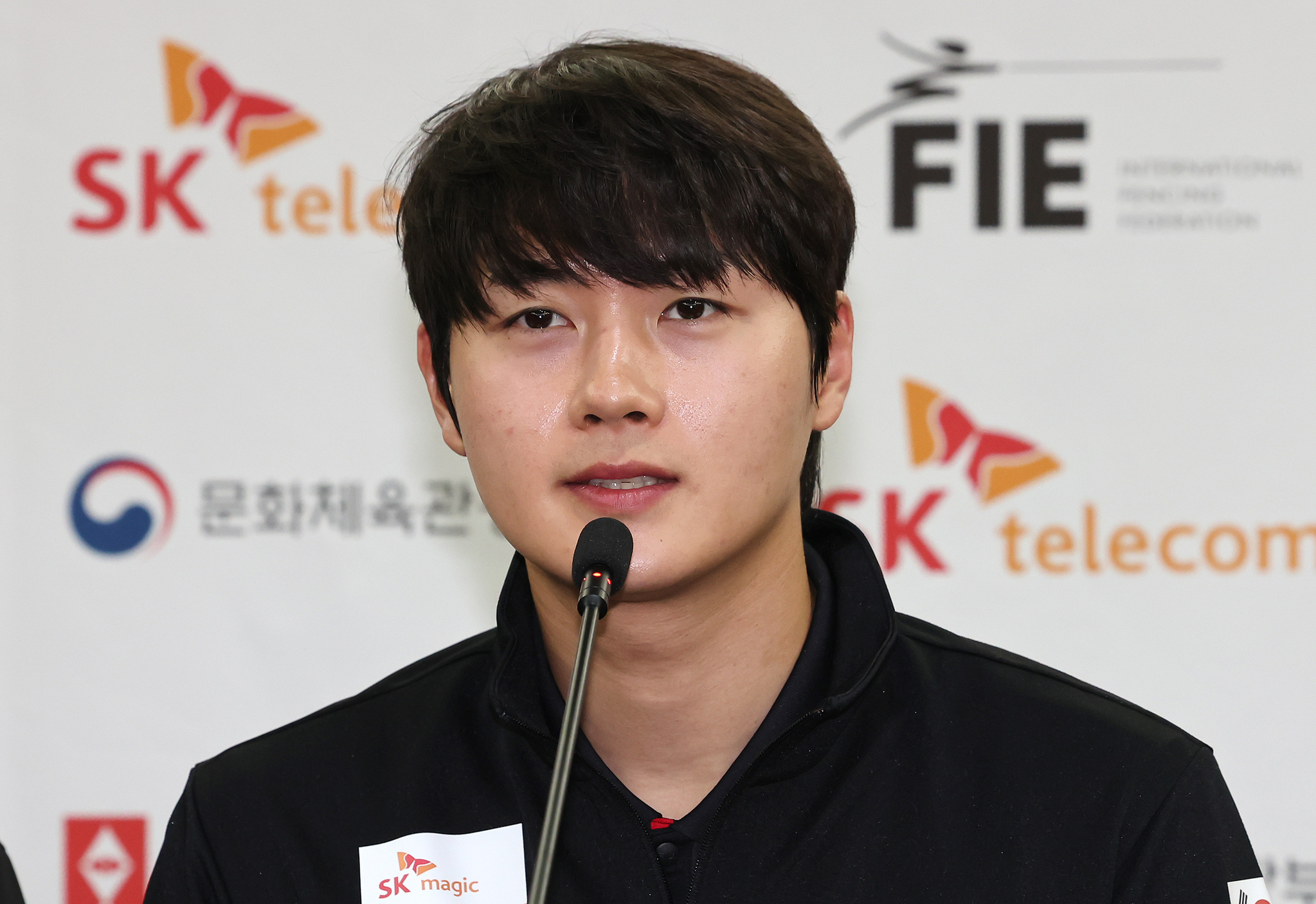 Fencer Oh Sang-uk speaks during a press conference at Olympic Parktel in southern Seoul on April 30. [YONHAP]
