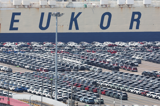 Cars are waiting to be exported at a port in Pyeongtaek,on April 29. [YONHAP]