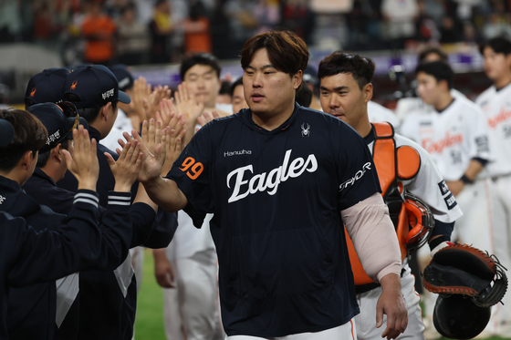 Hanwha Eagles pitcher Ryu Hyun-jin celebrates with his teammates after a 5-2 win over the LG Twins at Daejeon Hanwha Life Ballpark in Daejeon on April 30. [NEWS1] 