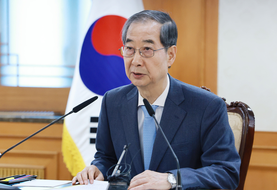 Acting President and Prime Minister Han Duck-soo speaks during a meeting at the Government Complex Seoul in Jongno District, central Seoul on April 21. [YONHAP]