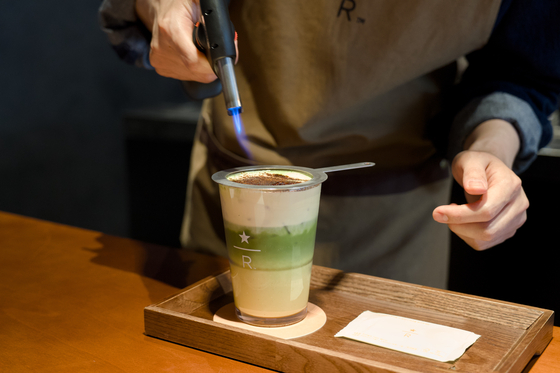 Starbucks Reserve Dosan branch's French vanilla matcha latte with burned sugar on top [CHO YONG-JUN]