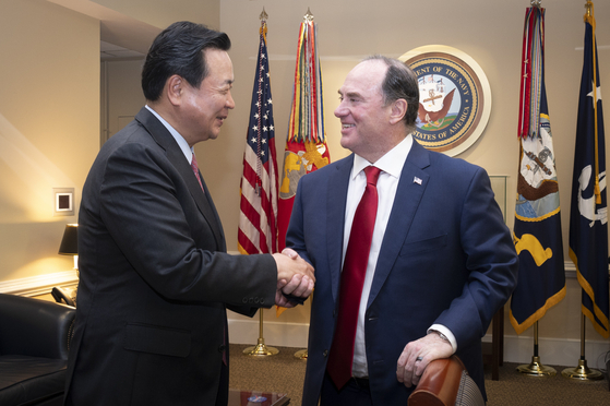 U.S. Secretary of the Navy John Phelan, right, shakes hands with Korean Ambassador to the United States Cho Hyun-dong in Washington on April 24. [YONHAP]