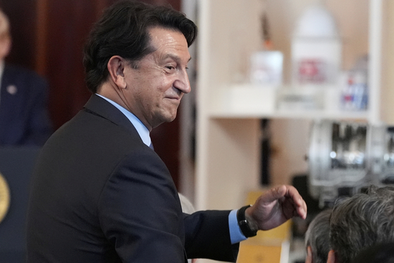 Hyundai Motor co-CEO Jose Munoz waves as U.S. President Donald Trump speaks about investing in America in the Cross Hall of the White House, Wednesday, April 30, 2025, in Washington. [AP/YONHAP]