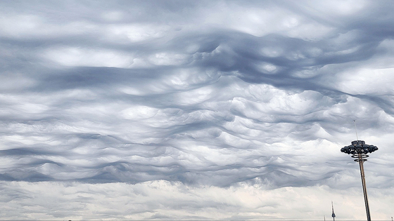 Asperitas clouds spotted on May 1. [JOONGANG ILBO]