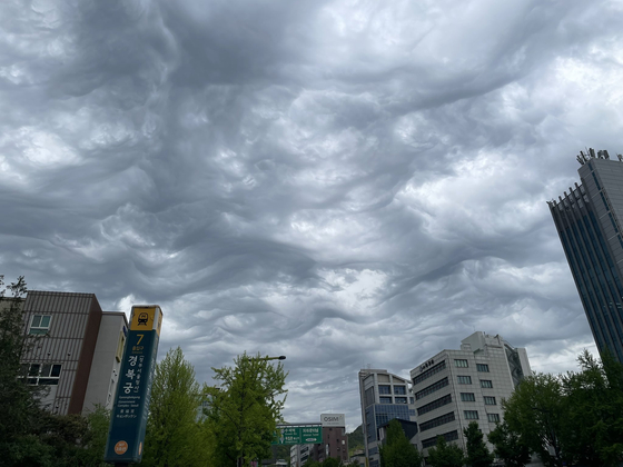 Asperitas clouds spotted on May 1. [JOONGANG ILBO]