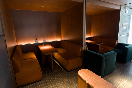 The second floor of the Starbucks Reserve Dosan branch in southern Seoul [CHO YONG-JUN]