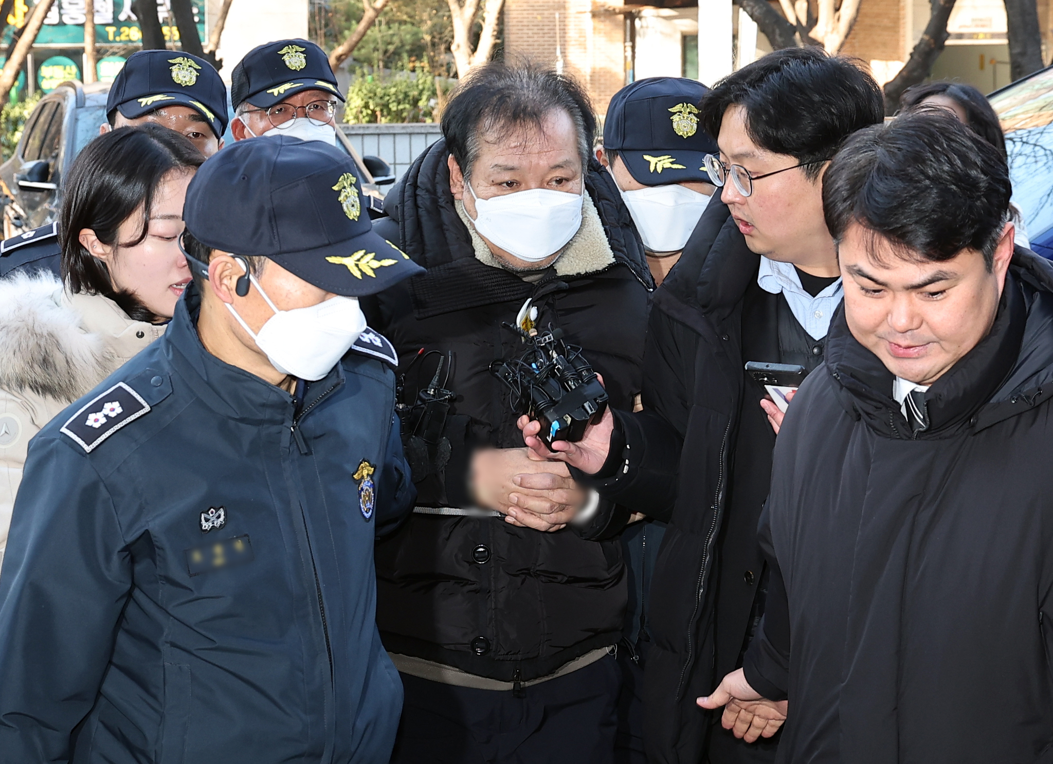 Jeon Seong-bae, center, arrives for questioning at the Seoul Southern District Prosecutors' Office in Yangcheon District, western Seoul, on Dec. 19, 2024. [YONHAP] 