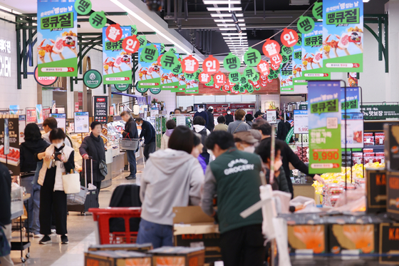Customers shop at a Lotte Mart in Eunpyeong District, northern Seoul, on April 1. [YONHAP]