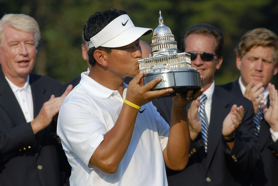 K.J. Choi kisses the trophy after winning the AT&T National PGA golf tournament at the Congressional Country Club in Bethesda, Maryland on July 8, 2007.  [REUTERS/YONHAP]
