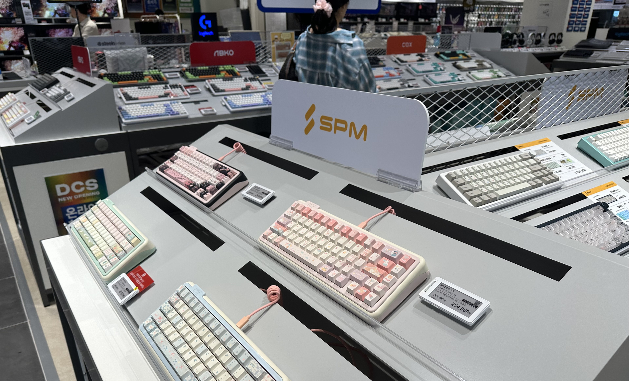 A woman browses mechanical keyboards at the mechanical keyboard shop Semokey in Yongsan, central Seoul, on April 21. [WOO JI-WON]